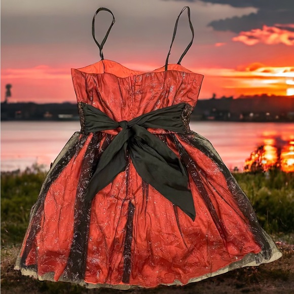 Steppin Out Dress - Picture 2 of 7